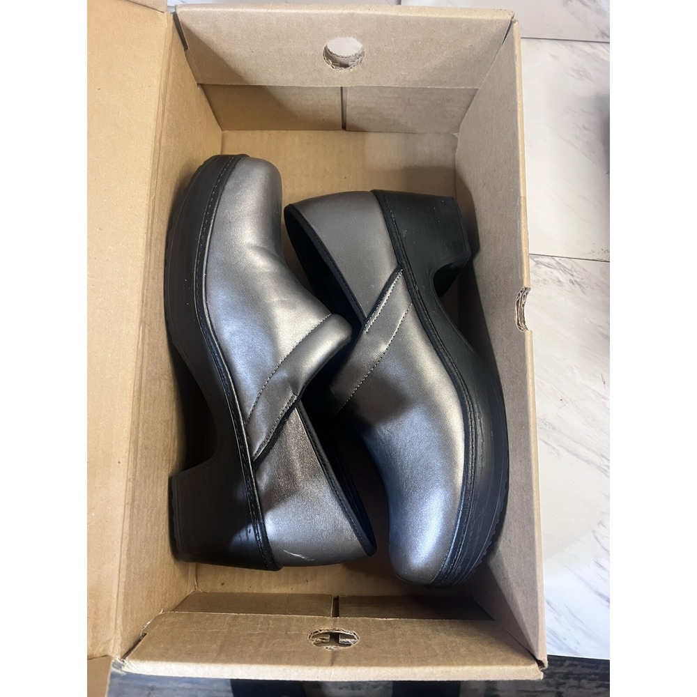 Lands End Womens Shoes 444703.‎ Size Us 10. B. Silver  NWB